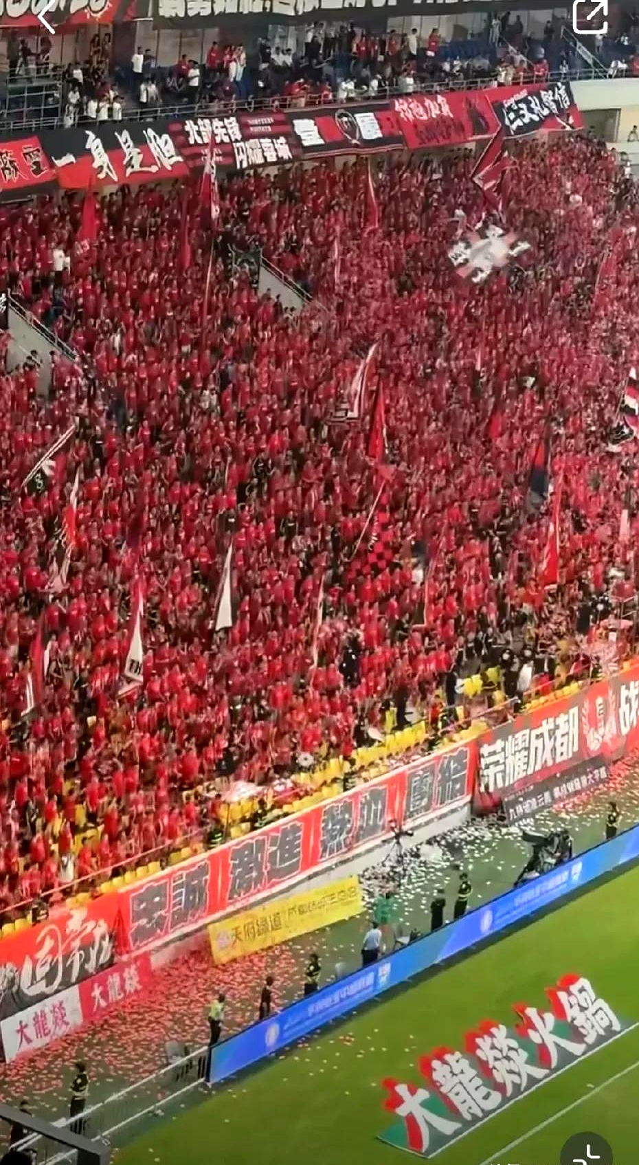 球迷狂欢！现场支持球队意气风发