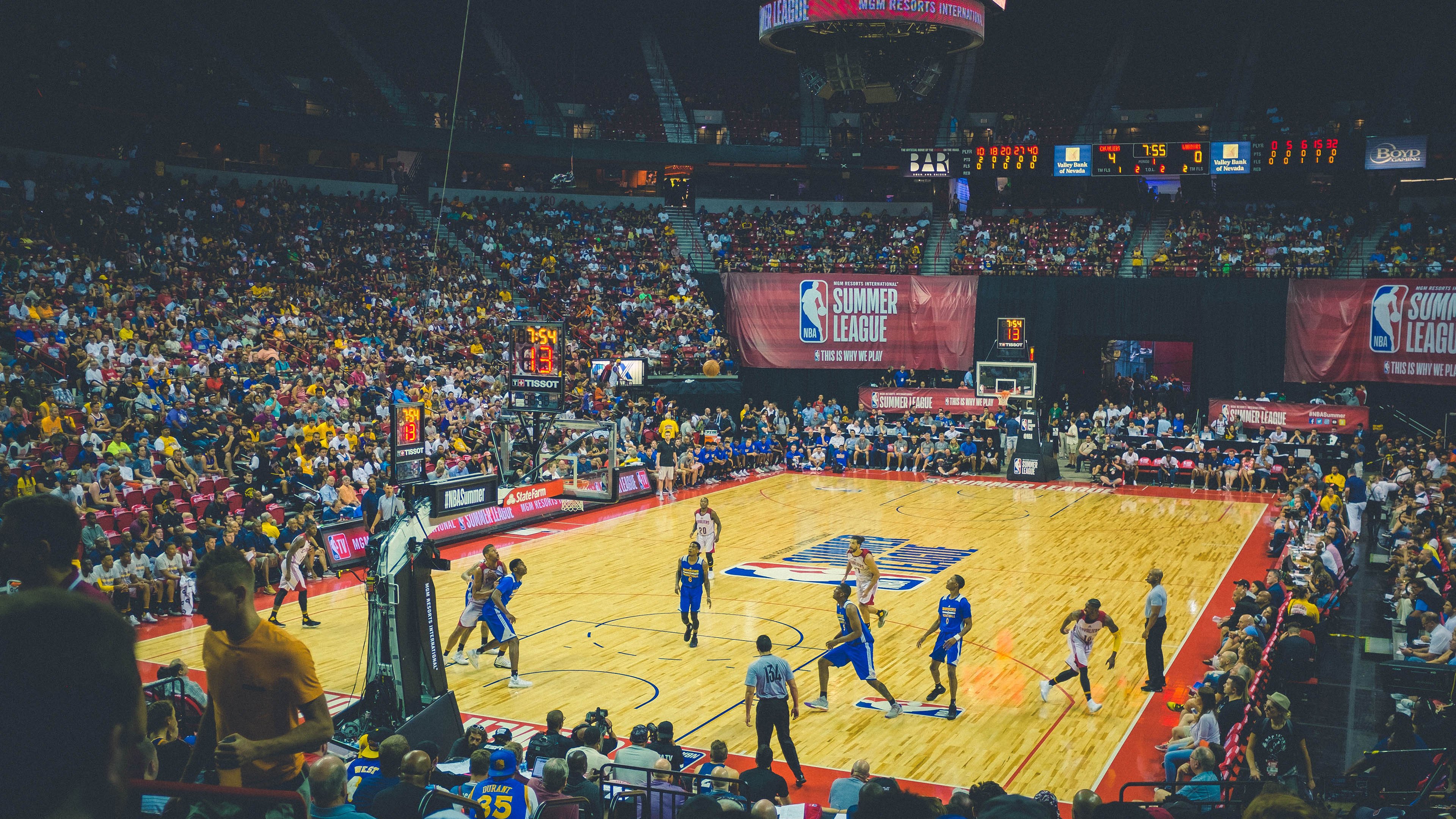 费德勒迎来三赛季高光表现，法国队球迷沸腾！